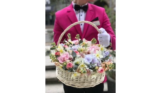 Cum să impresionezi printr-un gest simplu: livrarea florilor la ușă