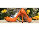 Pantofi cu toc portocalii si negri oferiti de ShopAlert