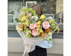 Mai mult decât un buchet: Cum organizezi o surpriză la domiciliu cu flori proaspete, torturi delicioase și baloane cu heliu