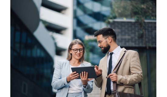 Cum să alegi forma juridică potrivită între SRL și PFA: avantaje și dezavantaje