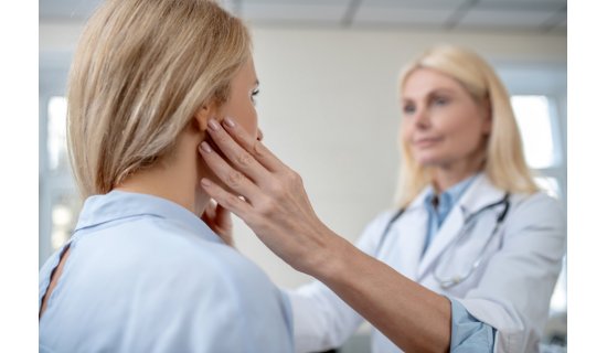 De ce îți țiuie urechile și când este recomandat un consult medical
