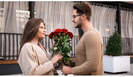 De ce florile oferite „fără motiv” au un efect de 10 ori mai puternic decât cele de 8 Martie sau Valentine's Day