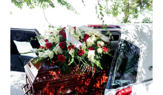 Semnificația ceremoniei funerare și rolul unei firme de pompe funebre în organizarea acestui ritual
