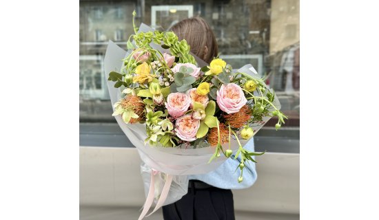 Mai mult decât un buchet: Cum organizezi o surpriză la domiciliu cu flori proaspete, torturi delicioase și baloane cu heliu